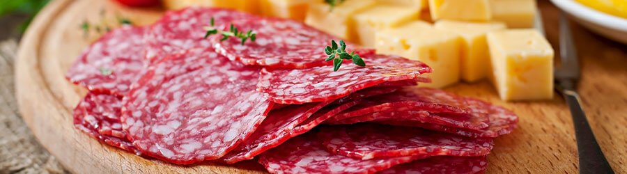Tabua de frios com tipos de salame queijos e vinho — harmonizacao artesanal B12