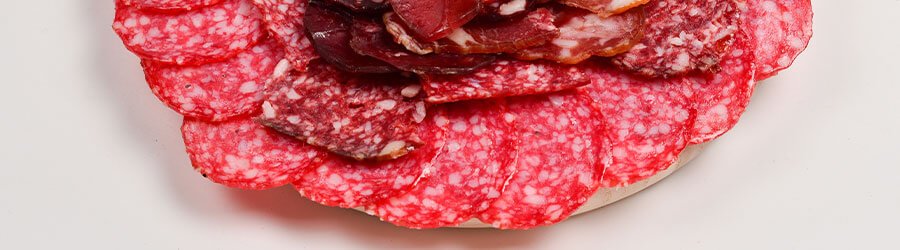Salame italiano artesanal fatiado — tipo mais consumido no Brasil
