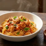Ragu de linguiça toscana artesanal B12 com molho de tomate sobre espaguete