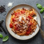 Espaguete à Amatriciana com guanciale B12 visto de cima — receita italiana original